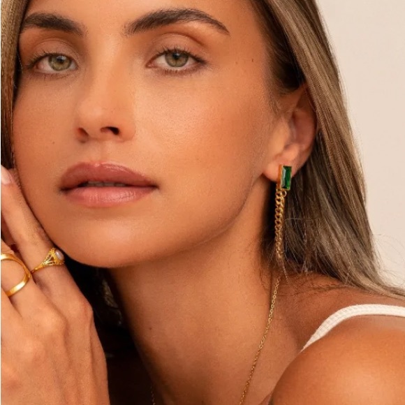 Waterproof gold plated emerald cuban dangle earrings - Picture 5 of 5